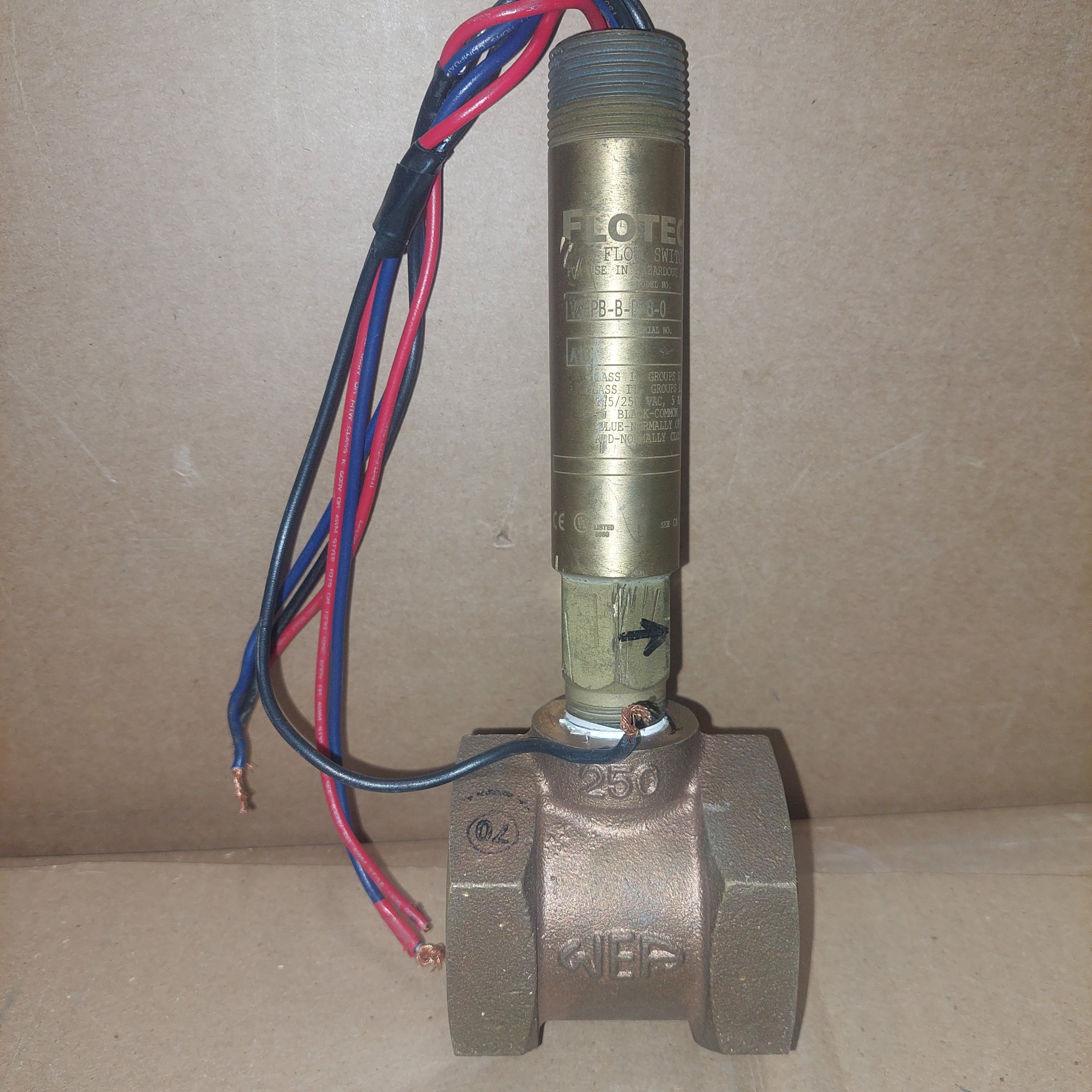 Flotect Flow Switch V6EPB-B-D-60 1 1/4" Valve Used
