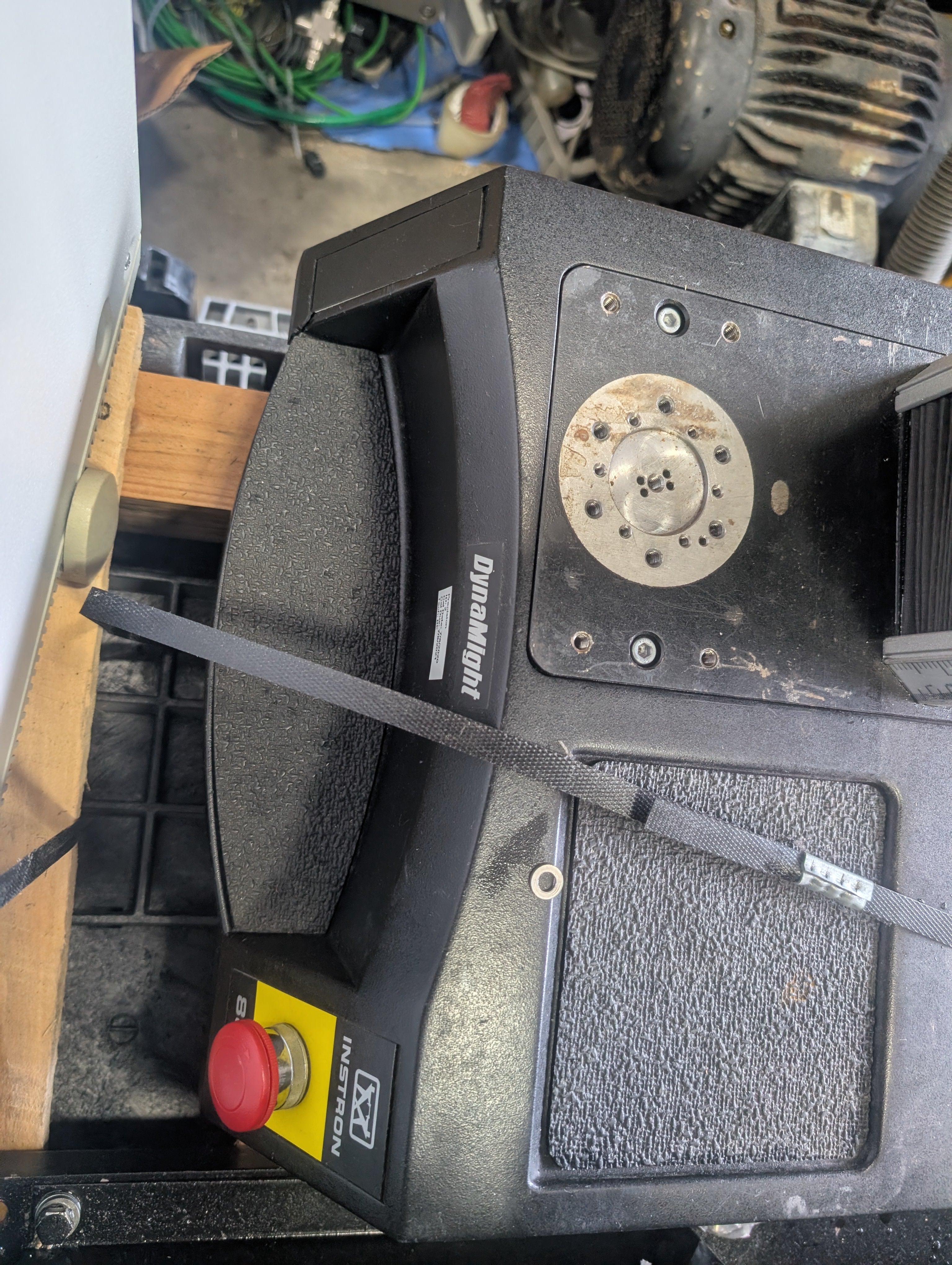 Instron 8841 DynaMight Hydraulic Dynamic Test System 8800D Controller AS IS