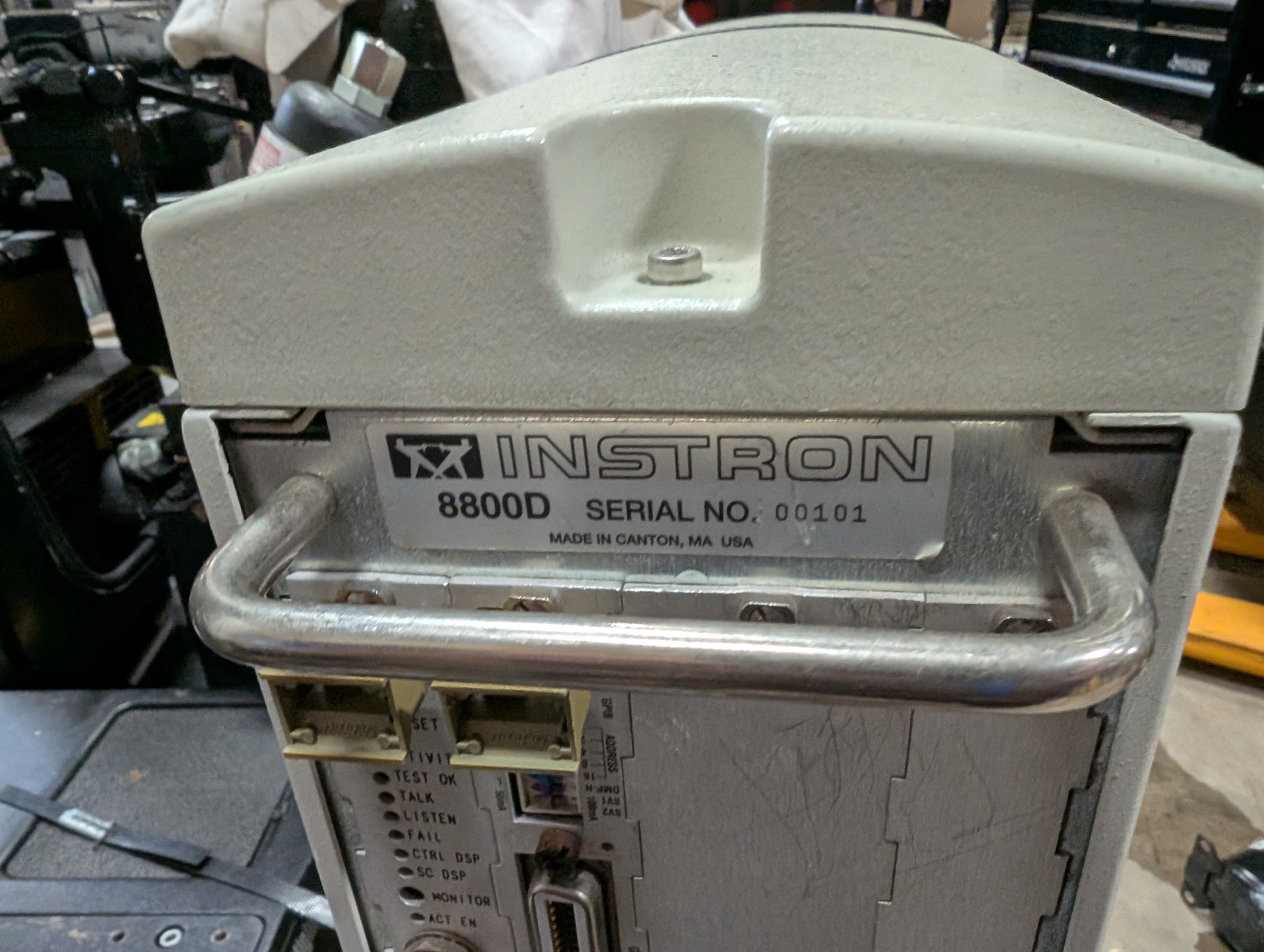 Instron 8841 DynaMight Hydraulic Dynamic Test System 8800D Controller AS IS