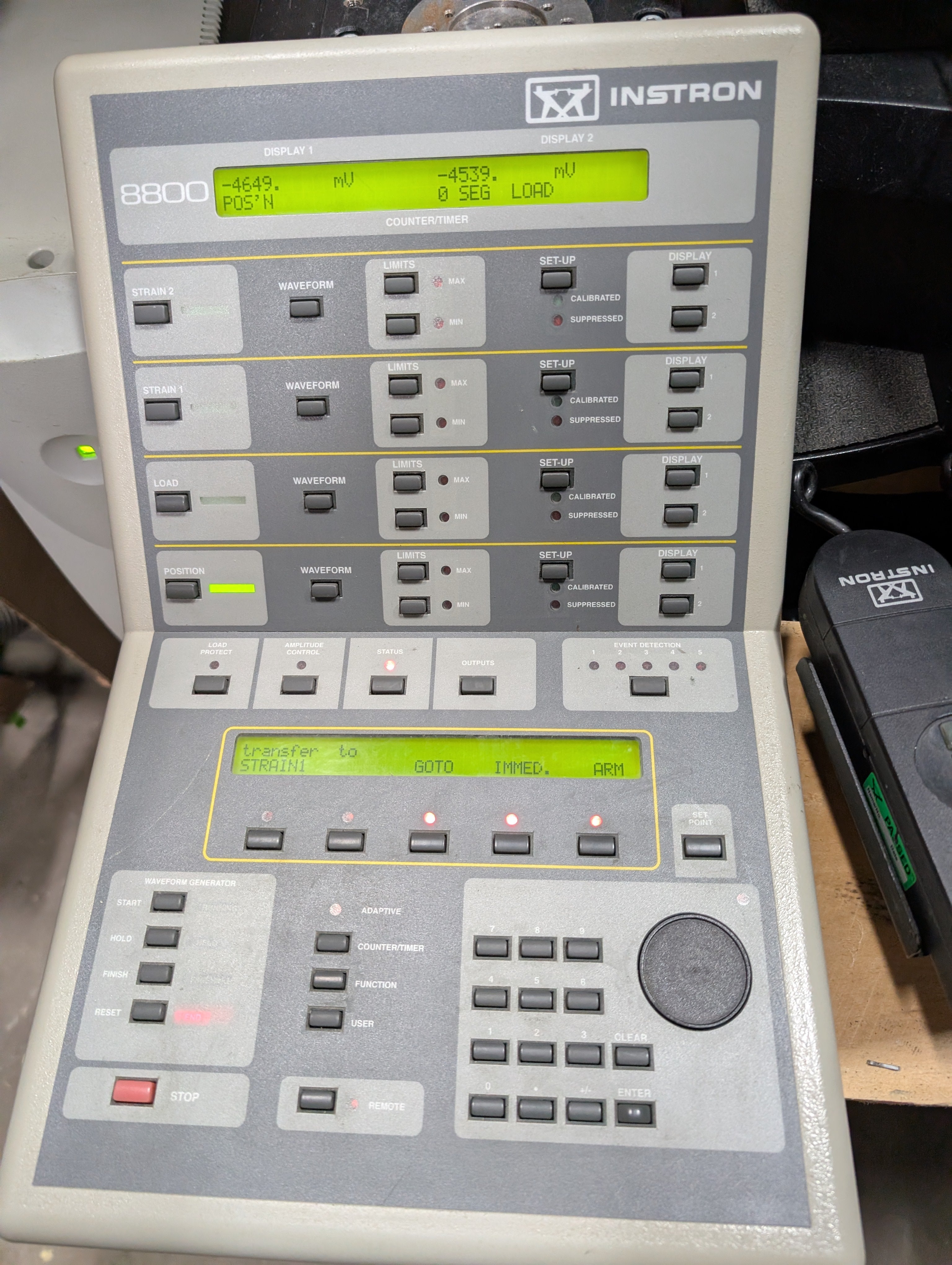 Instron 8841 DynaMight Hydraulic Dynamic Test System 8800D Controller AS IS