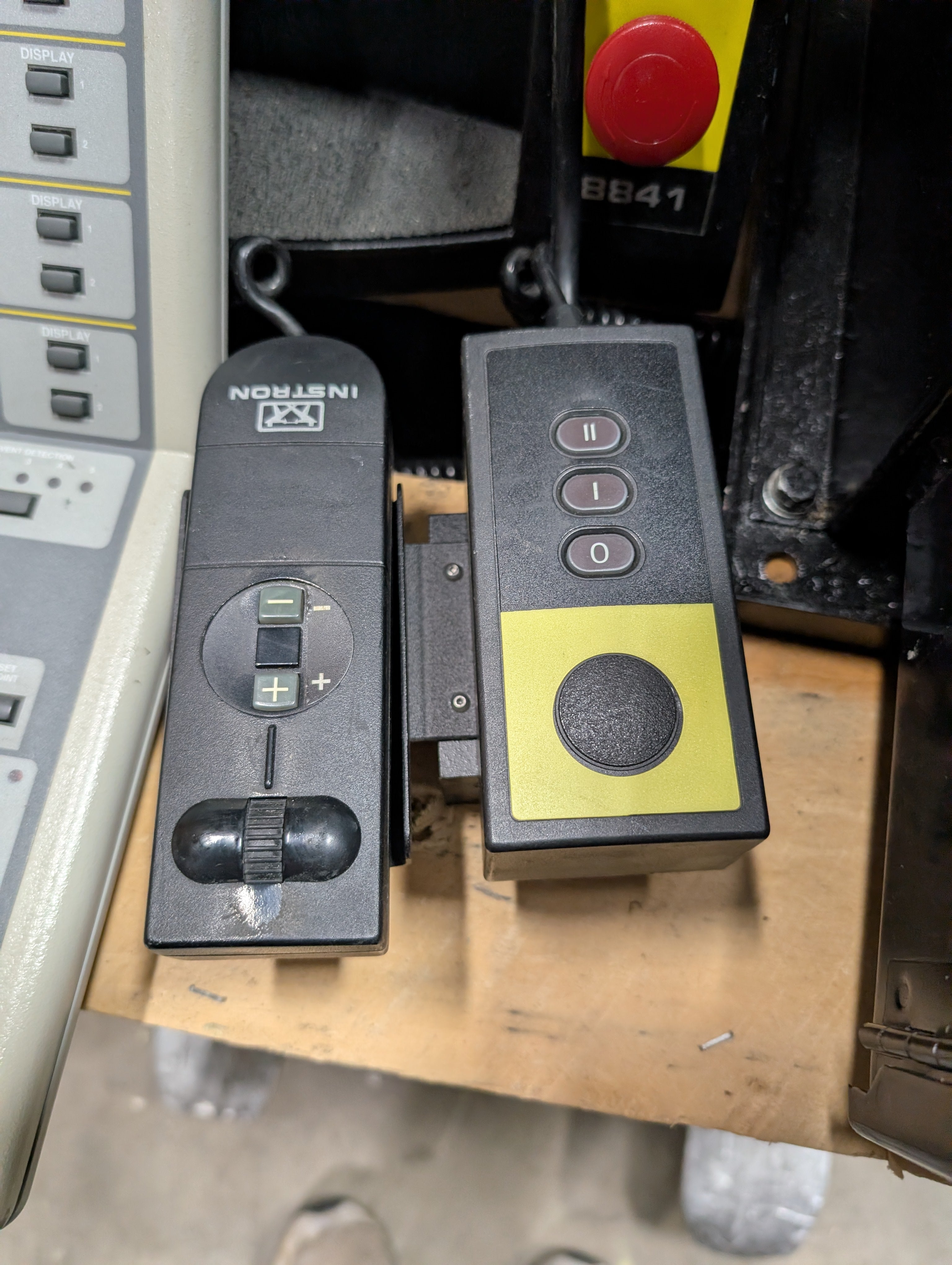 Instron 8841 DynaMight Hydraulic Dynamic Test System 8800D Controller AS IS