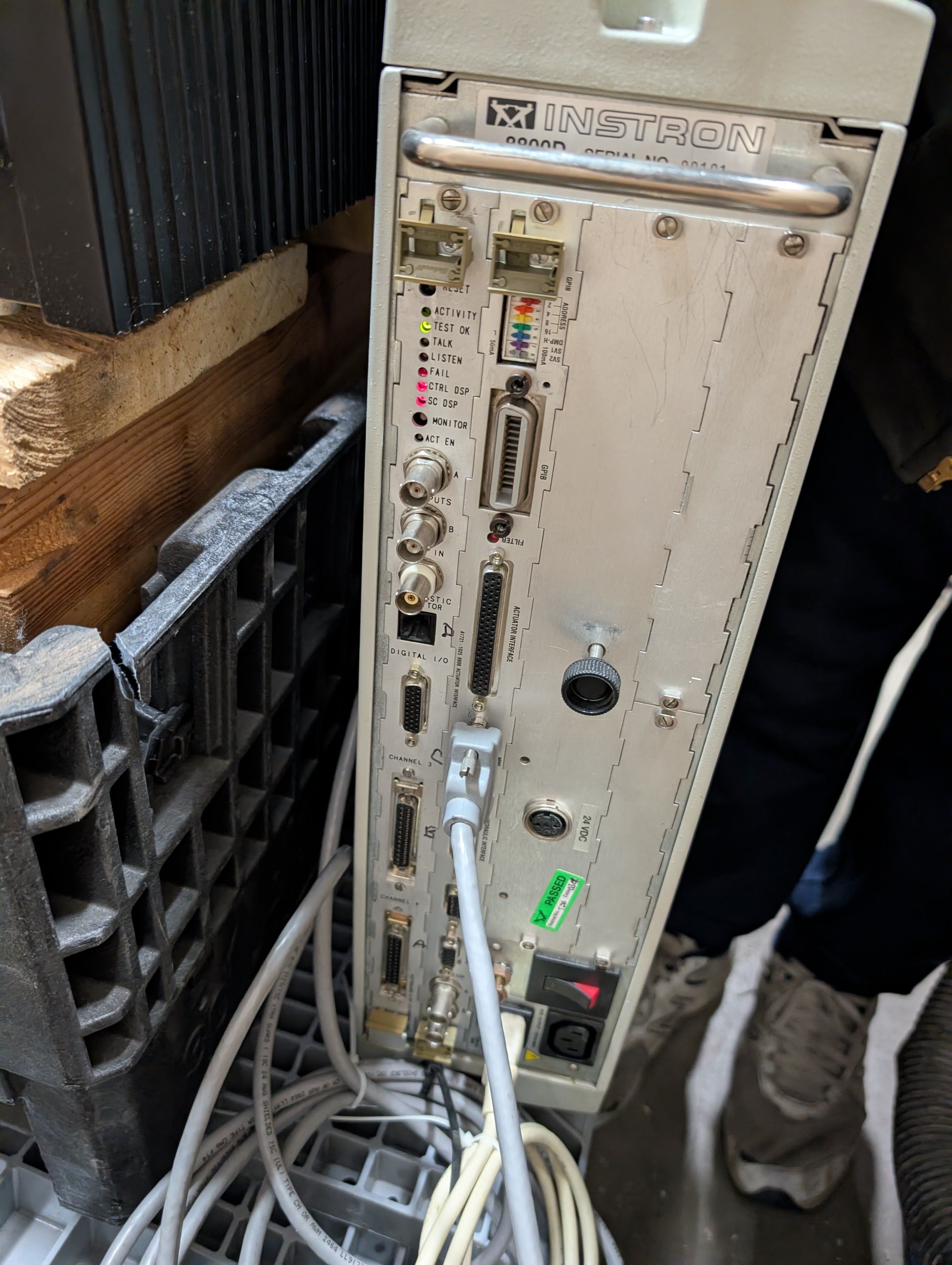 Instron 8841 DynaMight Hydraulic Dynamic Test System 8800D Controller AS IS