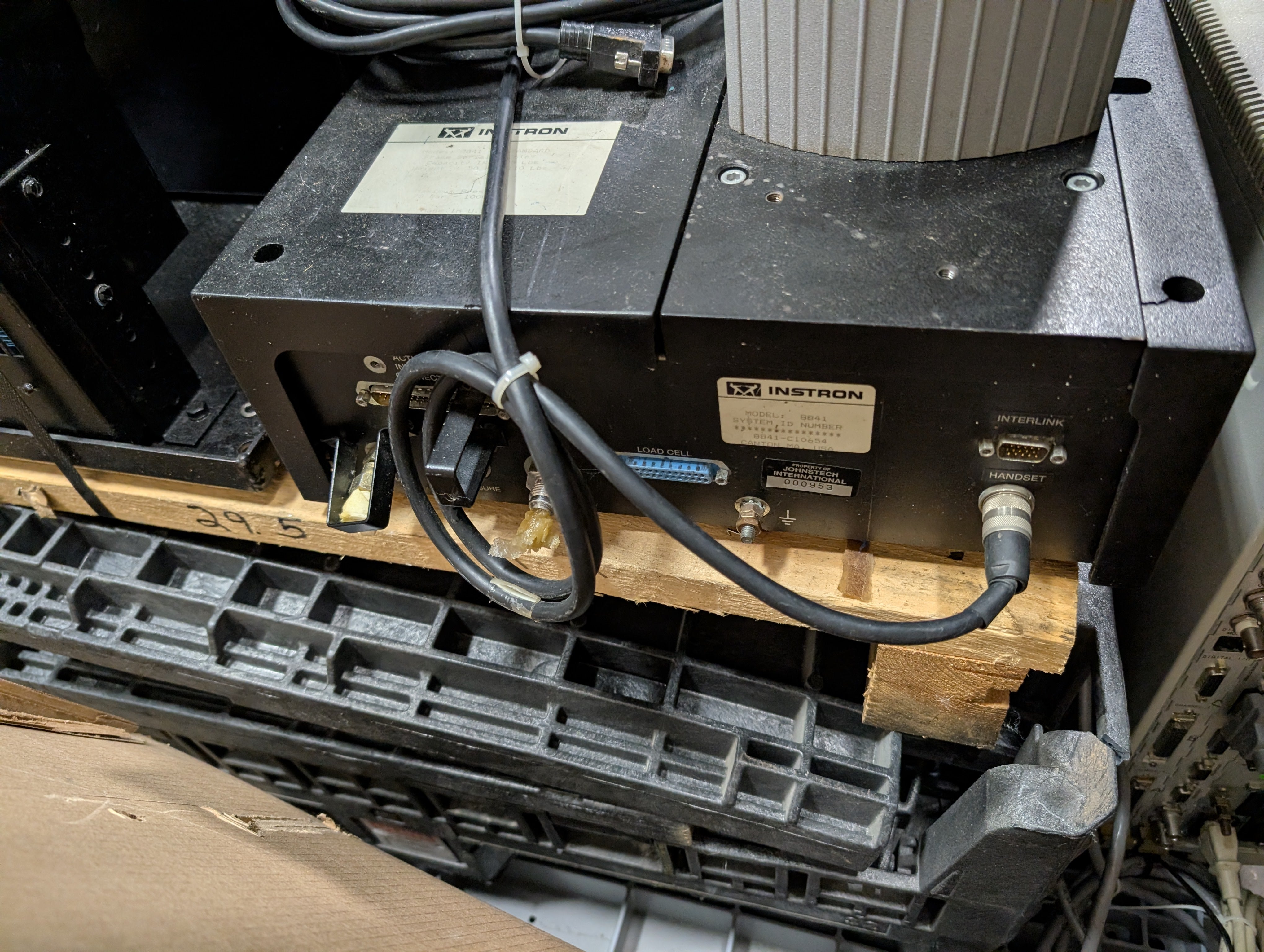 Instron 8841 DynaMight Hydraulic Dynamic Test System 8800D Controller AS IS