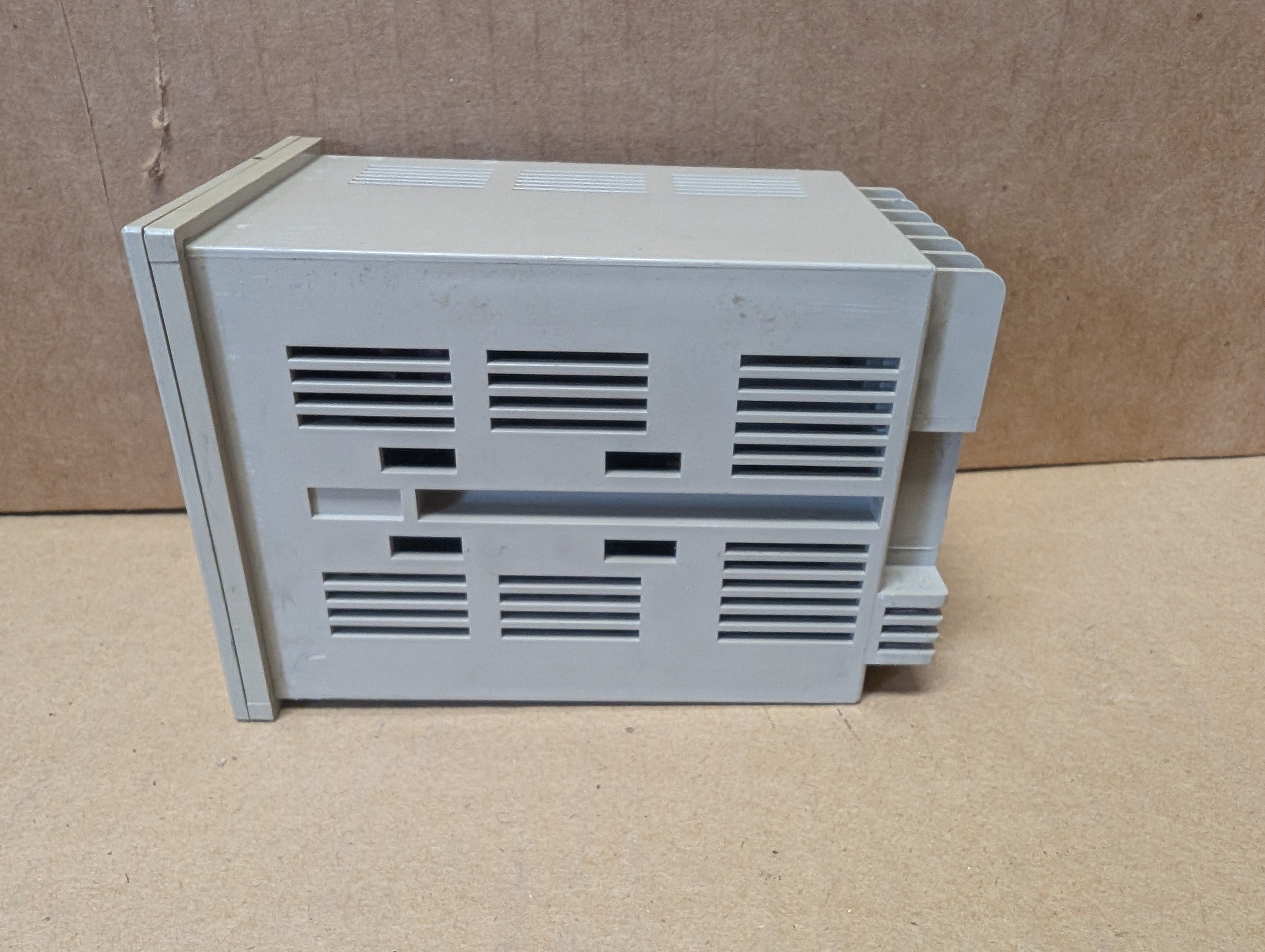 Omron E5BS-R1P Temperature Controller Used