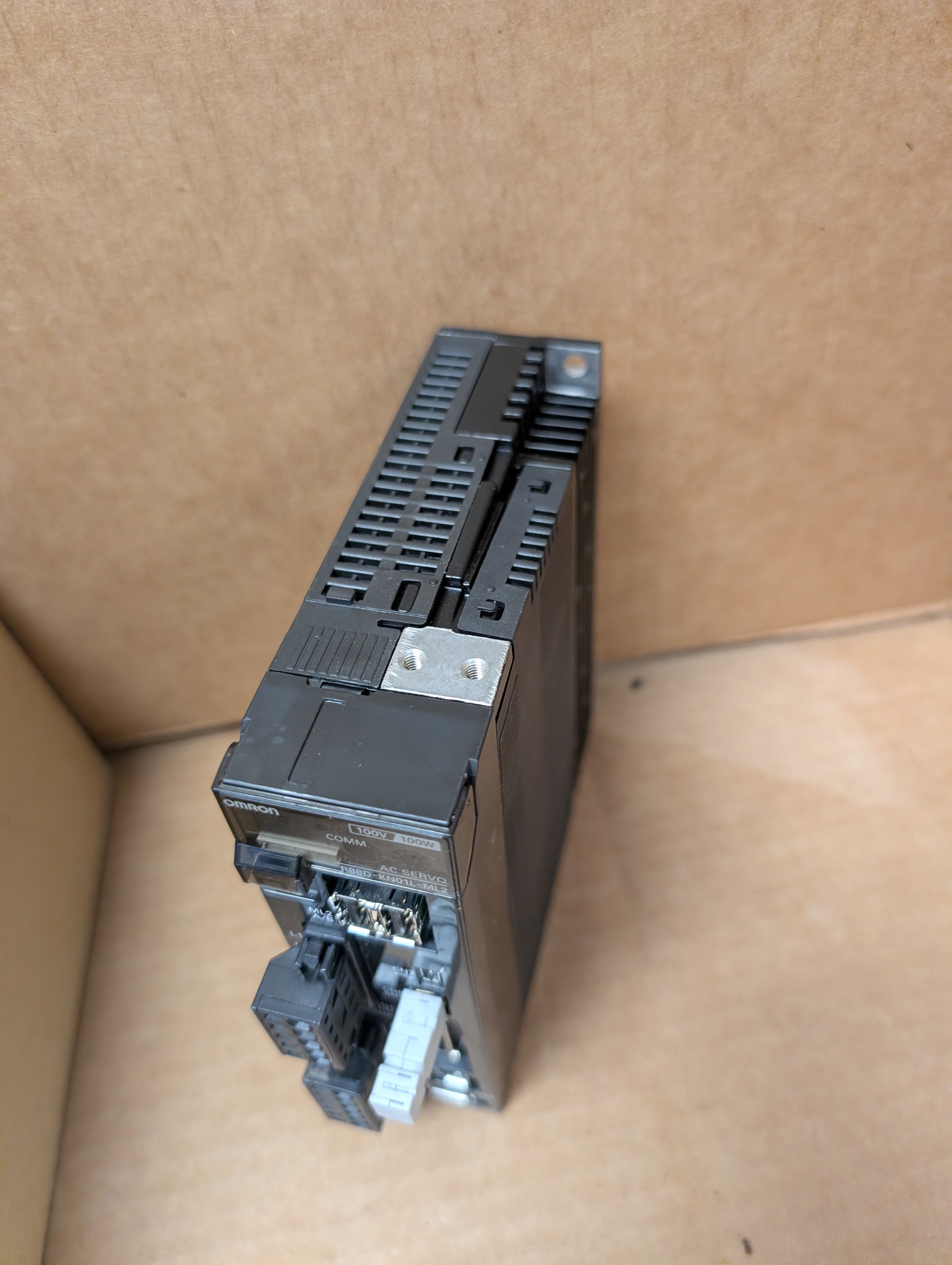 Omron R88D-KN01L-ML2 AC Servo Driver 100-120V Input 1 Ph, 0-120V Output 3 Ph New