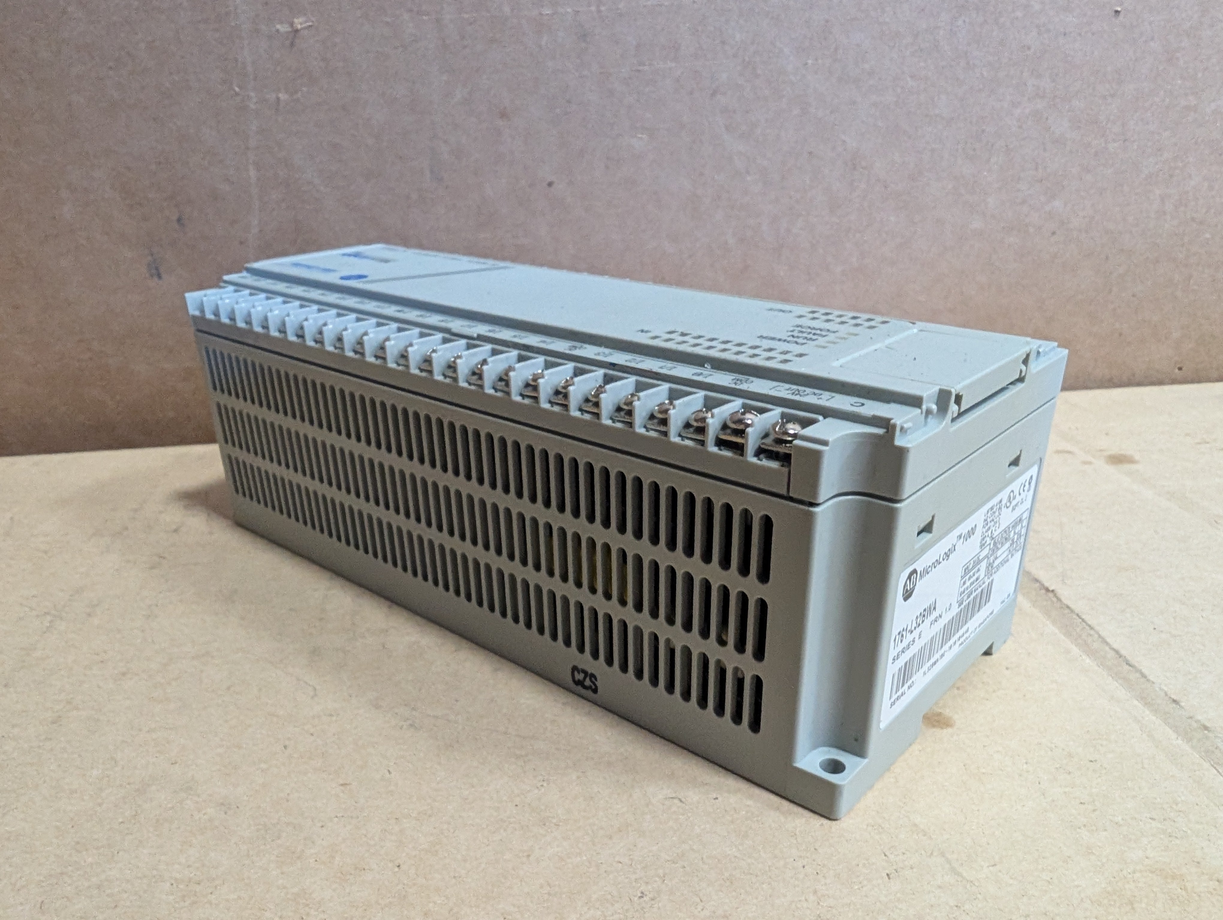 Allen Bradley MicroLogix 1000 1761-L32BWA Ser. E FRN 1.0 Used