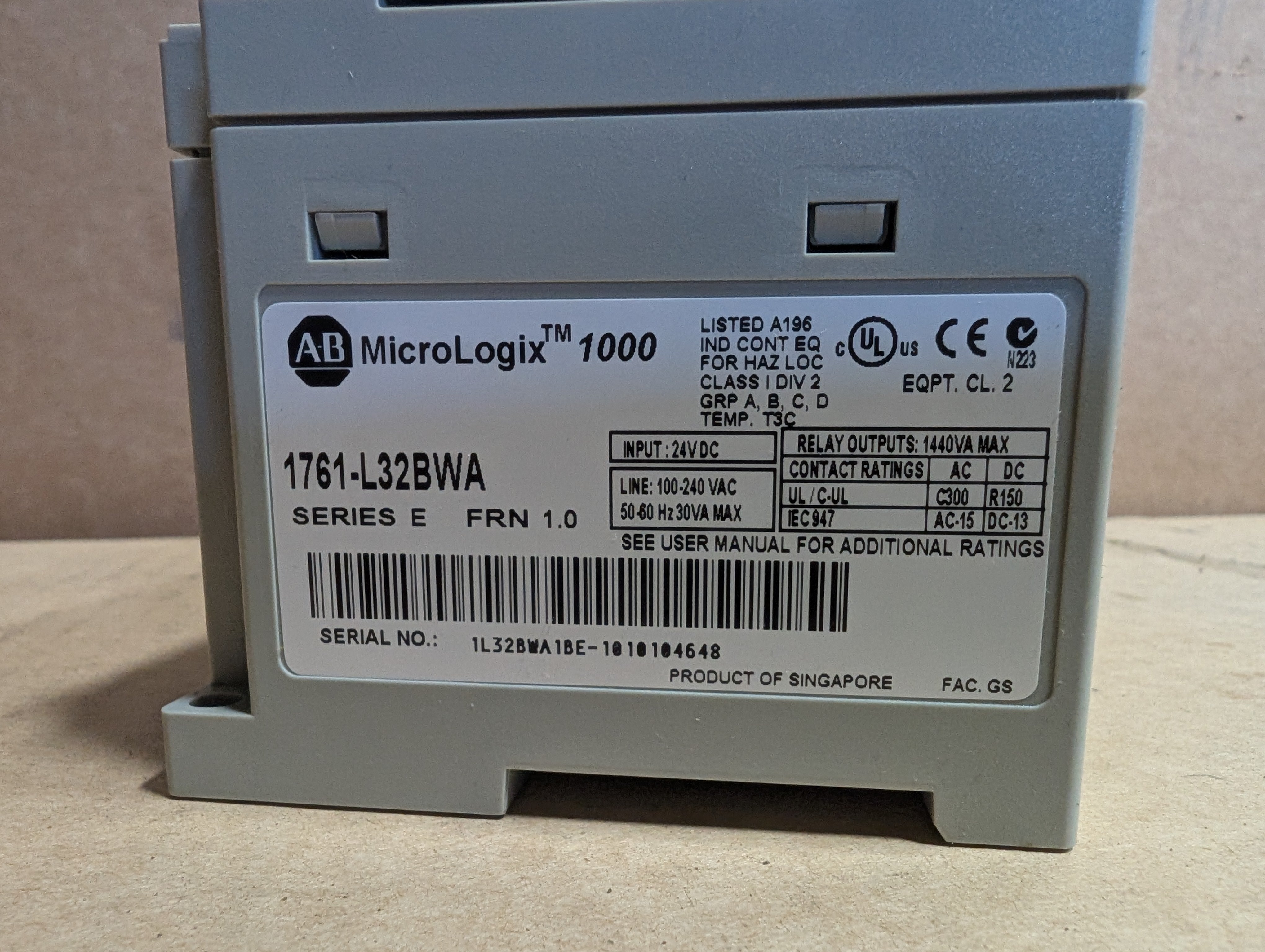 Allen Bradley MicroLogix 1000 1761-L32BWA Ser. E FRN 1.0 Used